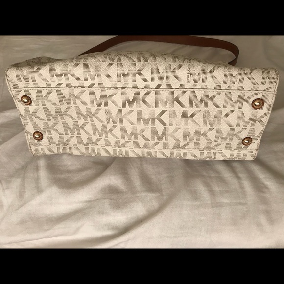 MICHAEL KORS PURSE! - Picture 4 of 8